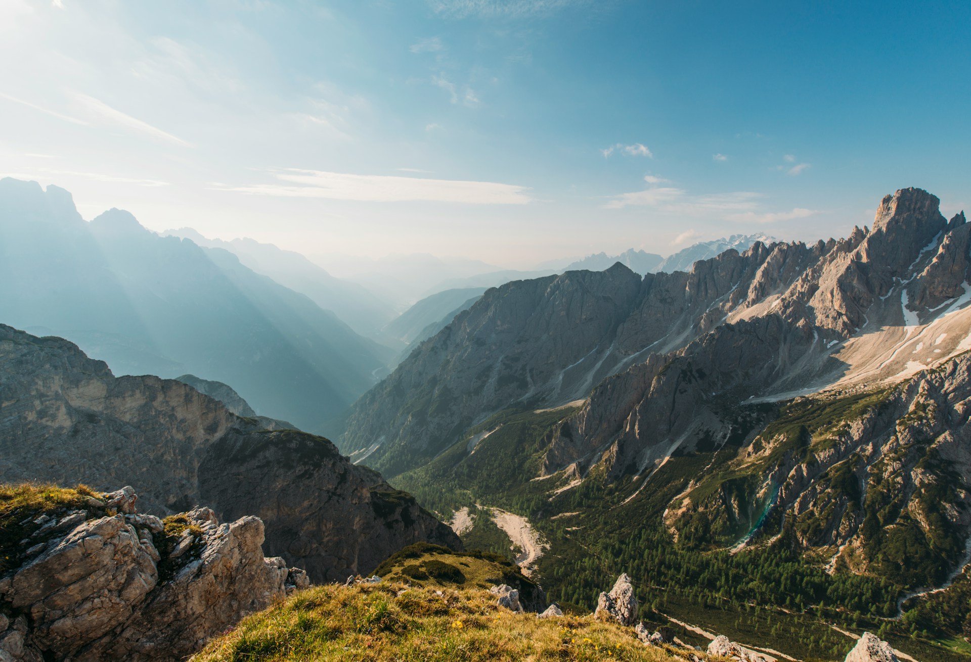 Widok na górski masyw – szlak w Beskidach